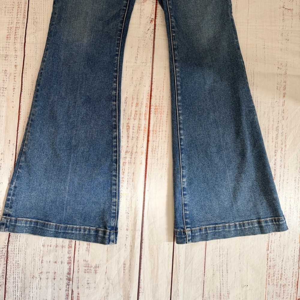 American Eagle Outfitters Super Hi-Rise Flare Jeans in Blue Wash Size 4 - Picture 6 of 15